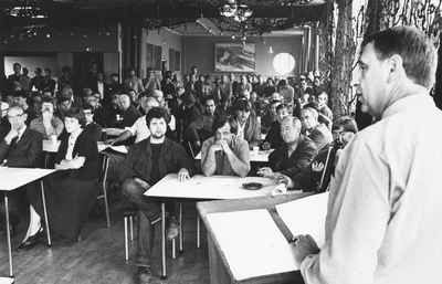 407251 Afbeelding van een bijeenkomst van de werknemers van de staalfabriek DEMKA (Havenweg 7) te Utrecht, in verband ...